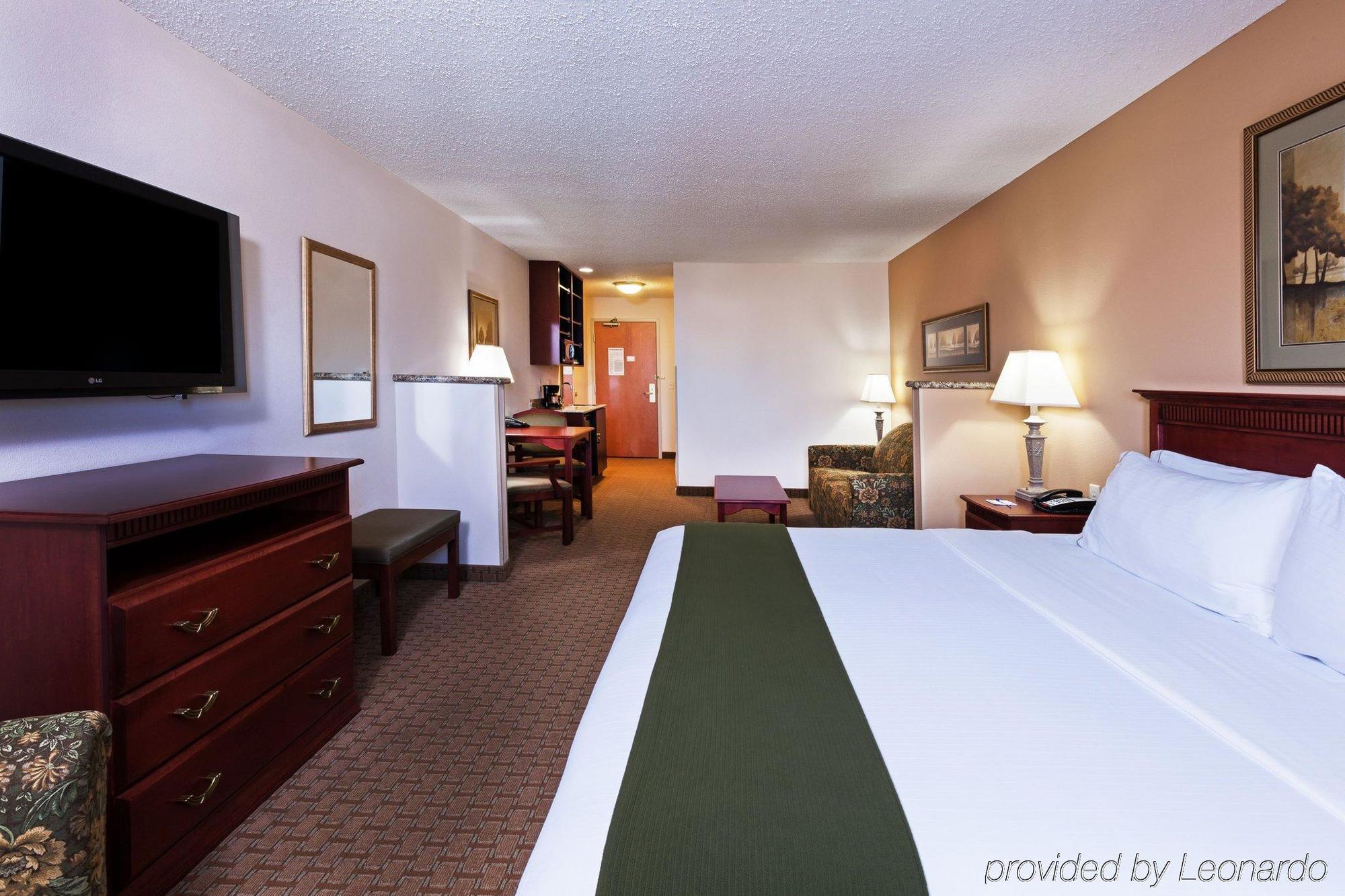 Holiday Inn Express & Suites Selma By Ihg Екстериор снимка