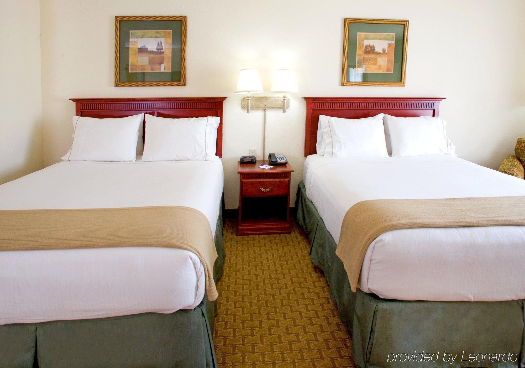 Holiday Inn Express & Suites Selma By Ihg Стая снимка