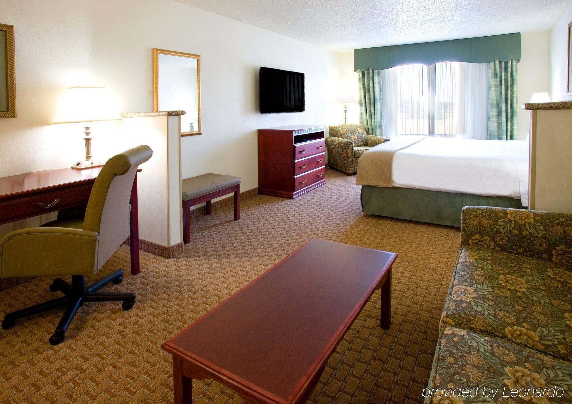 Holiday Inn Express & Suites Selma By Ihg Стая снимка