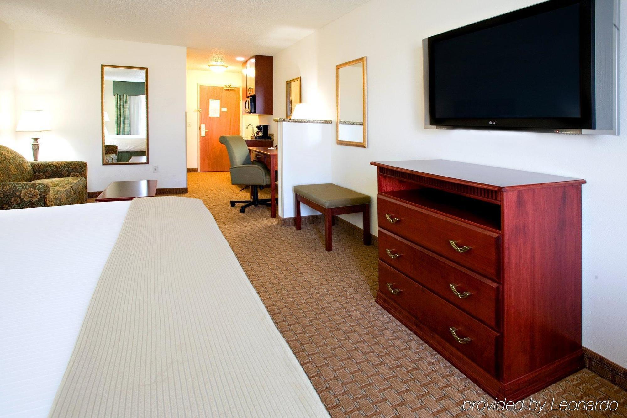 Holiday Inn Express & Suites Selma By Ihg Стая снимка