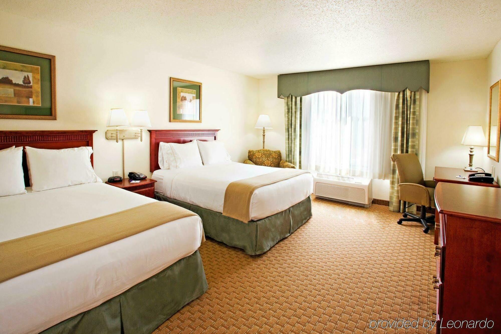 Holiday Inn Express & Suites Selma By Ihg Стая снимка